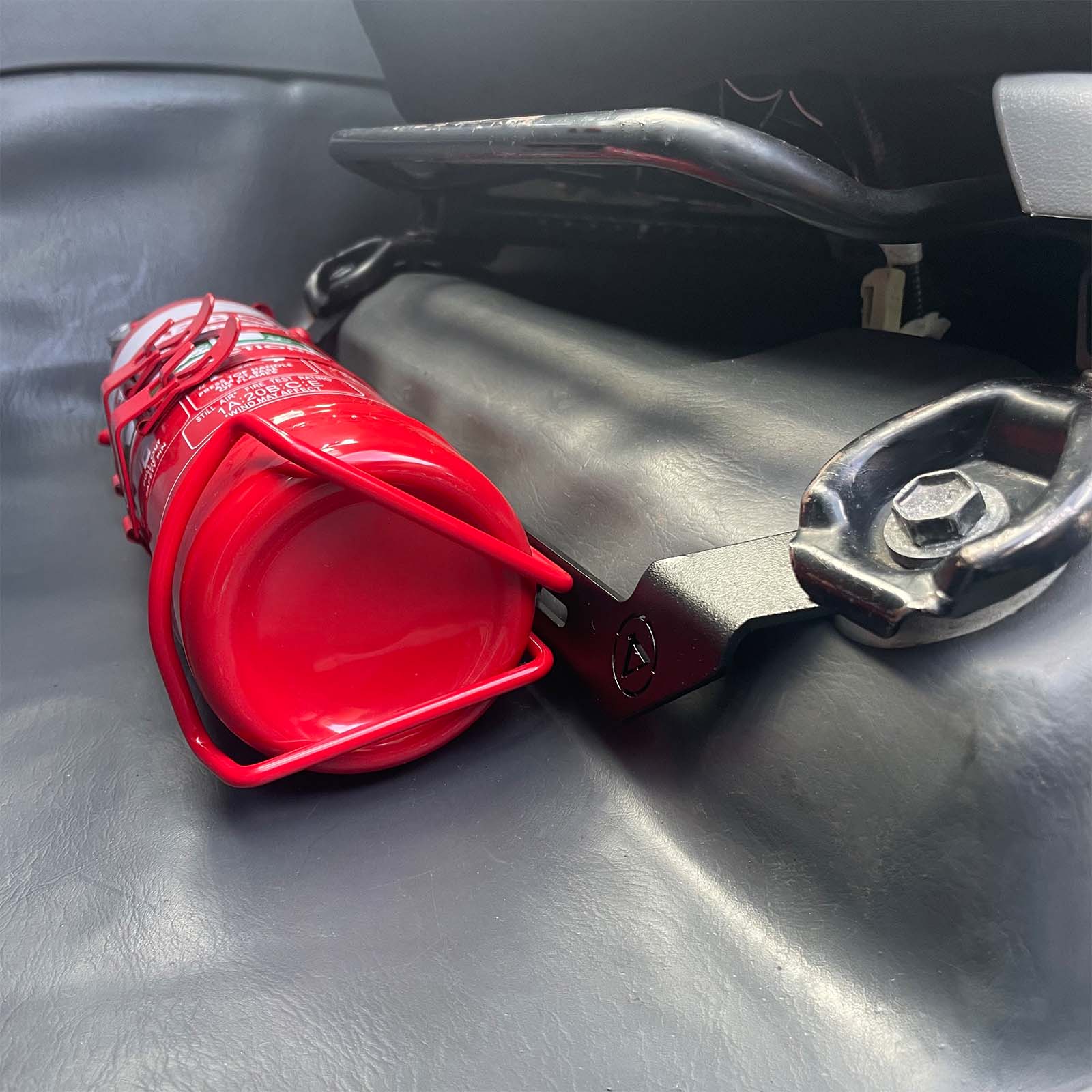TOYOTA HILUX N70 FIRE EXTINGUISHER BRACKET - Image 4